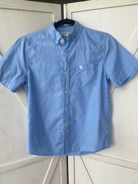 Abercrombie Kids Light Blue Short-Sleeve Button-Down Shirt w/ Pocket
Size 15/16